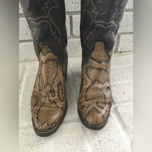 Larry Manhan- size 7, boa/leather boots